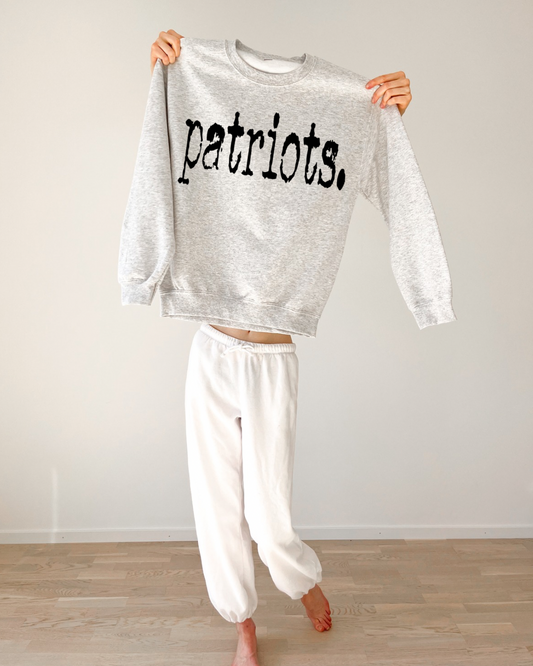 Patriots Graphic Women’s Crewneck Sweatshirt