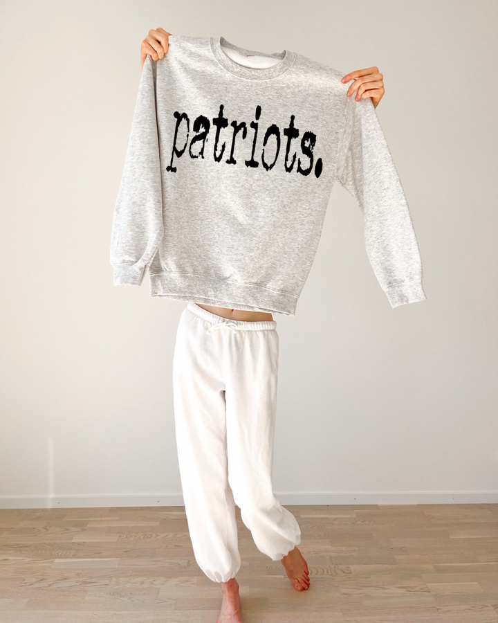 Patriots Graphic Women’s Crewneck Sweatshirt