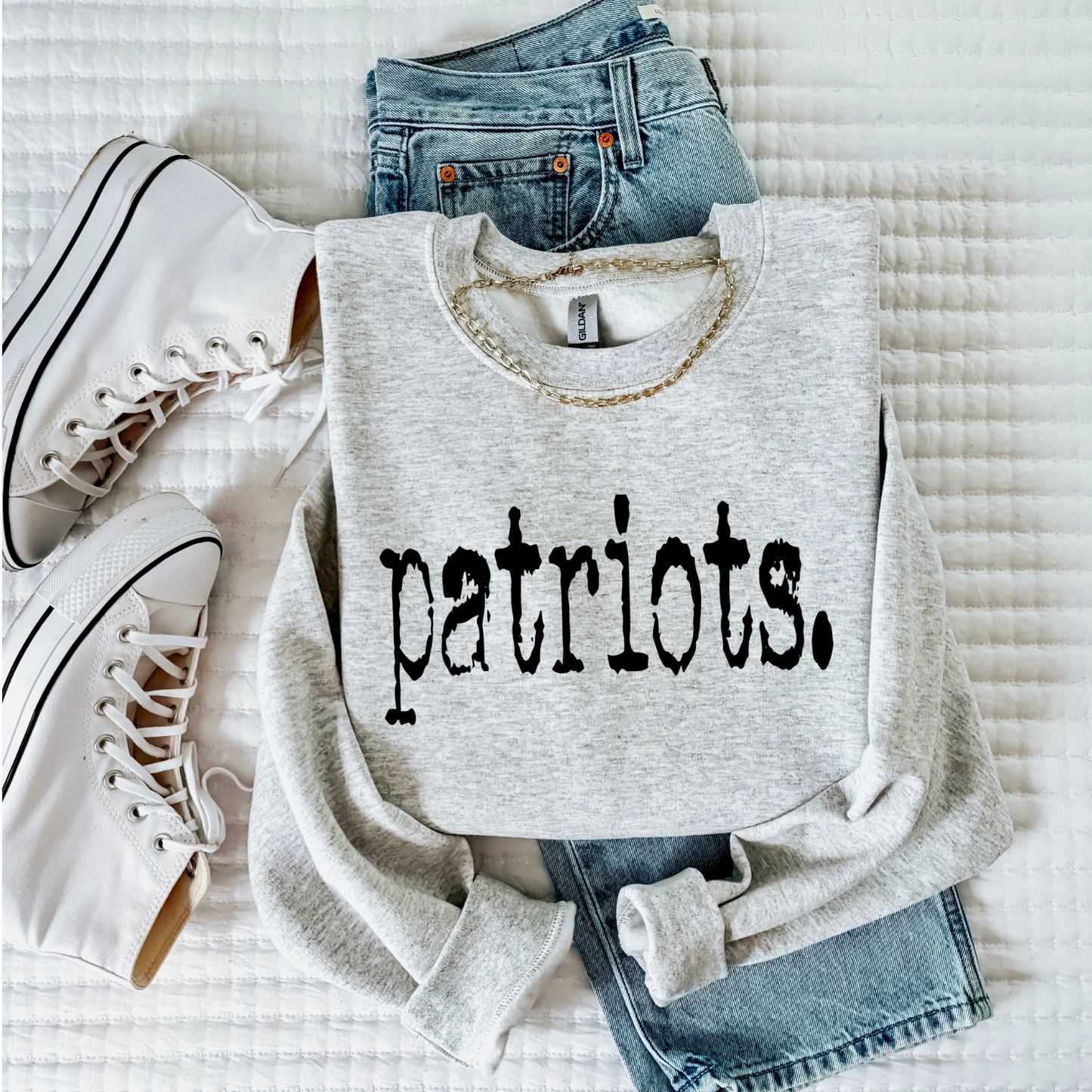 Patriots Graphic Women’s Crewneck Sweatshirt