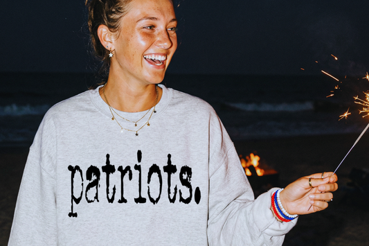 Patriots Graphic Women’s Crewneck Sweatshirt